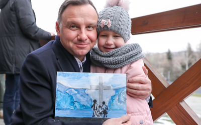 Mała Martynka namalowała stopami obrazek dla prezydenta Andrzeja Dudy