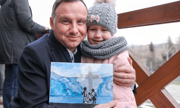 Mała Martynka namalowała stopami obrazek dla prezydenta Andrzeja Dudy