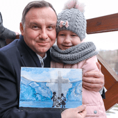 Mała Martynka namalowała stopami obrazek dla prezydenta Andrzeja Dudy