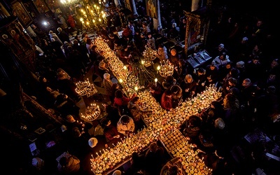 Bułgarscy prawosławni palą znicze w słoikach podczas liturgii „uświęcenia miodu” w cerkwi Ofiarowania Najświętszej Maryi Panny w Błagojewgradzie.
10.02.2019 Błagojewgrad