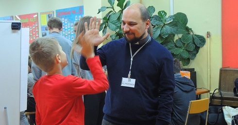 Ks. Przemysław Guzior prowadzi kolejny biblijny Tydzień z Panem Bogiem dla dzieci z Górnego Boru