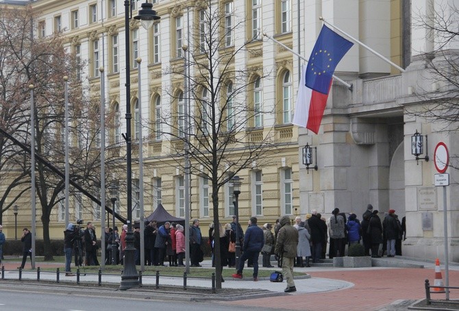 Trumna z ciałem Jana Olszewskiego w KPRM