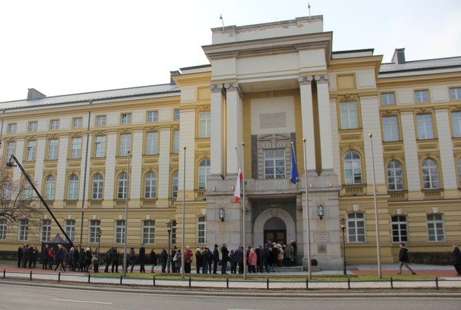 Trumna z ciałem Jana Olszewskiego w KPRM