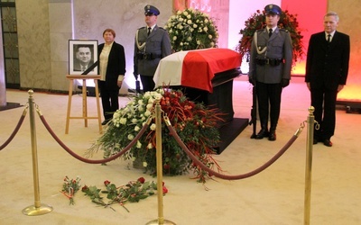 Wartę honorową przy trumnie Jana Olszewskiego pełni Wojsko Polskie; są także parlamentarzyści