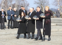 Prezydent Andrzej Duda z małżonką Agatą Kornhauser-Dudą oraz wiceprezydent USA Mike Pence z małżonką Karen Pence składają znicze pod Pomnikiem Ofiar Obozu