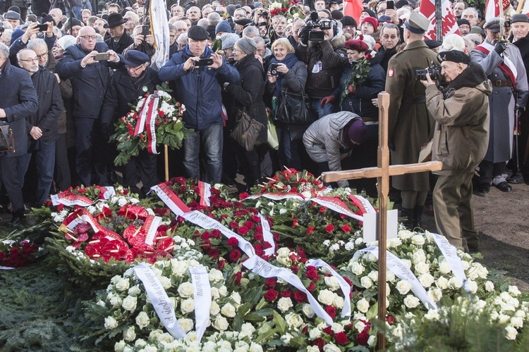 Jan Olszewski spoczął na Powązkach Wojskowych