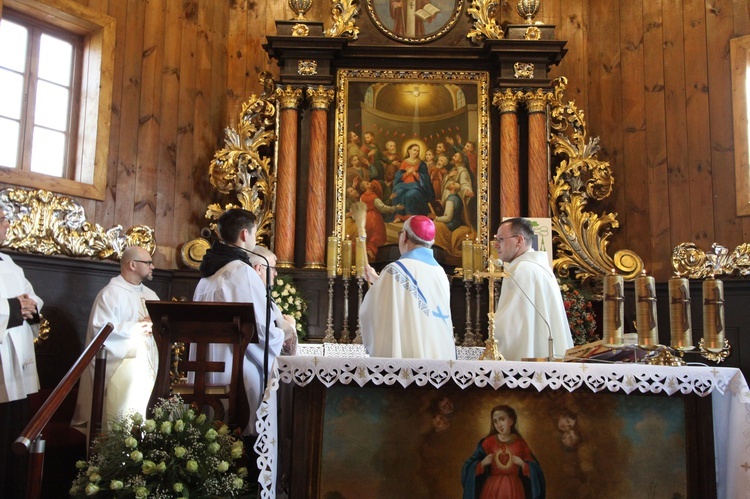 Poświęcenie odnowionego kościoła w Węgrzynowie