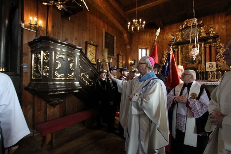 Poświęcenie odnowionego kościoła w Węgrzynowie