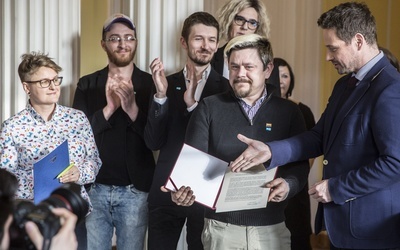 Trzaskowski podpisał kartę praw gejów i lesbijek