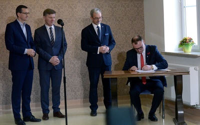 Deklarację o dalszej współpracy podpisali (od lewej): Mateusz Morawiecki, Waldemar Trelka, Jerzy Kwieciński i Kamil Dziewiarz, wójt gminy Jedlińsk