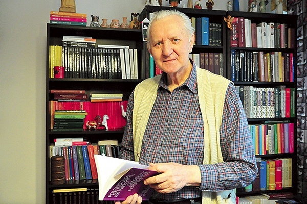 ▲	Profesor Jerzy Bartmiński w swoim mieszkaniu.
