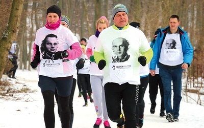 ▲	Uczestnicy Biegu Tropem Wilczym biegną w koszulkach z wizerunkami wojowników antykomunistycznej konspiracji.