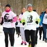 ▲	Uczestnicy Biegu Tropem Wilczym biegną w koszulkach z wizerunkami wojowników antykomunistycznej konspiracji.