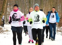 ▲	Uczestnicy Biegu Tropem Wilczym biegną w koszulkach z wizerunkami wojowników antykomunistycznej konspiracji.