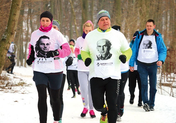 ▲	Uczestnicy Biegu Tropem Wilczym biegną w koszulkach z wizerunkami wojowników antykomunistycznej konspiracji.