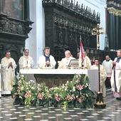 Z metropolitą Mszę św. koncelebrowali bp Zbigniew Zieliński oraz kapłani posługujący na co dzień cierpiącym.