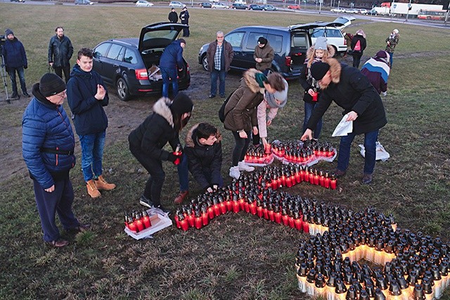 Harcerze i rekonstruktorzy ułożyli symbol na pasie zieleni przy al. Armii Krajowej.