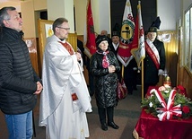 ▲	O. Mirosław Bożek z parafianami składa kwiaty pod tablicą upamiętniającą legendarnego kapłana.
