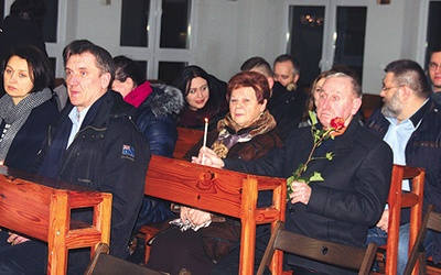 W Skierniewicach każda para otrzymała świeczkę i różę. 
