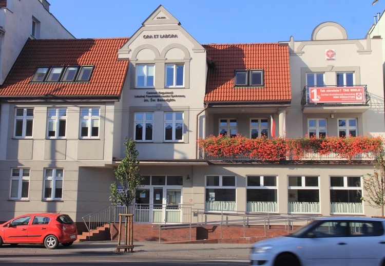 Jedną z placówek, w których udzielane jest bezpłatne wsparcie, jest ta przy al. Niepodległości 778, czyli w budynku, gdzie znajduje się główna siedziba Caritas AG