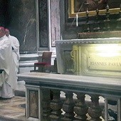 ▲	Celebra w kaplicy św. Sebastiana, gdzie pochowany jest papież z Polski.