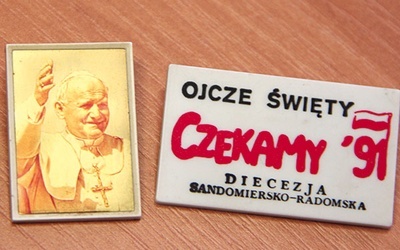 ▲	Wizerunek Ojca Świętego umieszczany był m.in. na różnego rodzaju przypinkach i zawieszkach.