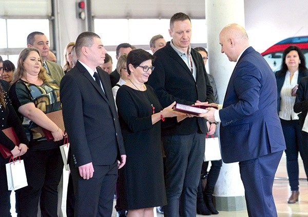 ▲	Przedstawiciel rządu dziękował pracownikom CPR za pracę. Na zdjęciu przedstawiciele centrum w Radomiu.