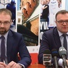 ▲	O organizacji i przebiegu akcji mówi Radosław Witkowski. Z lewej Mateusz Tyczyński.