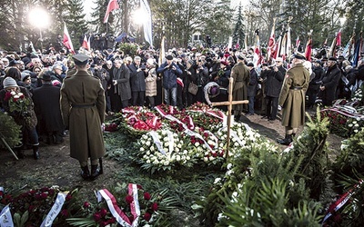 ▲	Zmarły spoczął w Alei Zasłużonych, w pobliżu płk. Jana Kuklińskiego, Barbary Wachowicz i kwatery powstańców warszawskich.