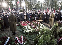 ▲	Zmarły spoczął w Alei Zasłużonych, w pobliżu płk. Jana Kuklińskiego, Barbary Wachowicz i kwatery powstańców warszawskich.