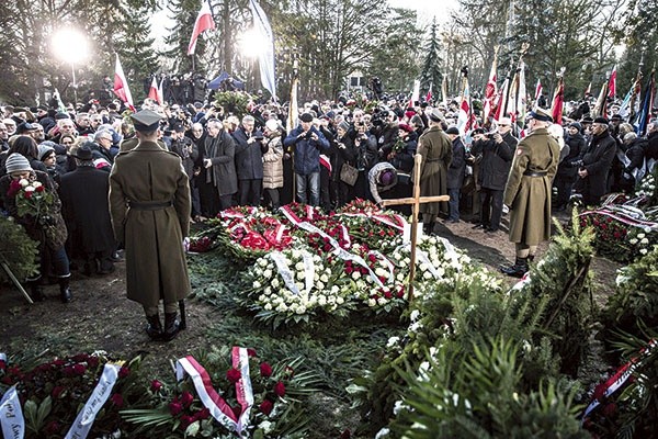 ▲	Zmarły spoczął w Alei Zasłużonych, w pobliżu płk. Jana Kuklińskiego, Barbary Wachowicz i kwatery powstańców warszawskich.