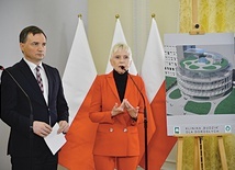 ◄	Minister sprawiedliwości Zbigniew Ziobro i aktorka podczas konferencji o wsparciu finansowym dla nowej placówki. 