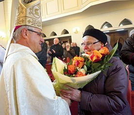 ▲	– Mamo, te kwiaty są dla ciebie. Nic więcej nie potrafię powiedzieć – mówił ze wzruszeniem duchowny.