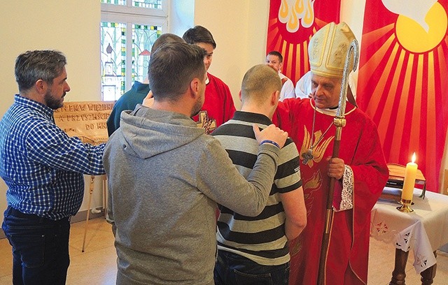 Bikup Roman Pindel bierzmował osadzonych.