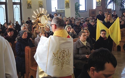 Modlitwa o uzdrowienie podczas lutowego świętowania Szkoły Ewangelizacji.