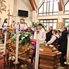Uroczystości pogrzebowe odbyły się w świątyni, którą zmarły ksiądz zbudował wraz z parafianami.