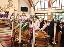 Uroczystości pogrzebowe odbyły się w świątyni, którą zmarły ksiądz zbudował wraz z parafianami.