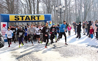 W żywieckich wyścigach uczestniczy wielu młodych biegaczy, a także osoby niepełnosprawne.