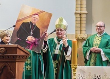 Arcybiskup Górzyński  otrzymał portret namalowany przez jednego z więźniów.