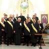Członkowie KofC z kapelanem ks. Zbigniewem Guzym i kustoszem ks. Stanisławem Bilskim przy ikonie.