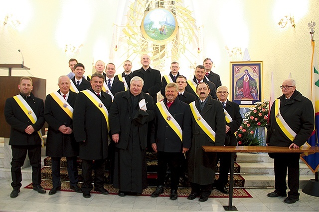 Członkowie KofC z kapelanem ks. Zbigniewem Guzym i kustoszem ks. Stanisławem Bilskim przy ikonie.