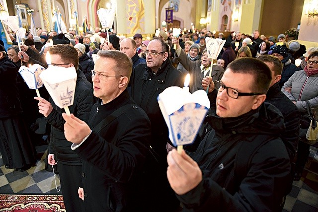 Modlitwa różańcowa  z lampionami.