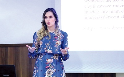 Magdalena Kleczyńska z Bochni prezentowała skierowany  do kobiet, a realizowany w Tarnowie projekt „Obdarowana”.