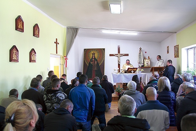 – Nie można udawać,  że nic się nie stało,  nie można też  twierdzić: „Jestem już  do niczego”. Zmierz się  ze swoim życiem,  powierz je Jej – mówił  o. Włodzimierz osadzonym.