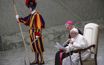Papież: Nie można przeżyć całego życia, oskarżając Kościół