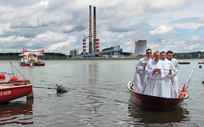 Szafarze podczas Mszy św. na Zalewie Rybnickim.