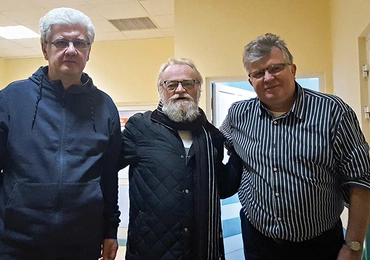 – Było nas trzech, w każdym z nas inna krew, ale jeden przyświecał nam cel  – nuci z humorem o. Piotr  po spotkaniu na onkologii swoich współbraci:  o. Konrada i o. Jerzego.