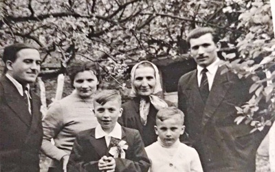 Agnieszka Urban ( w chustce) wraz z córką Wiktorią i jej rodziną.