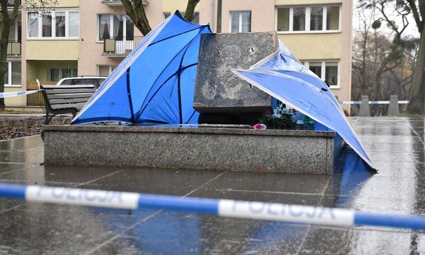 Rzecznik praw obywatelskich i władze Gdańska krytykują obalenie pomnika ks. Jankowskiego