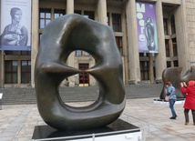 Kraków: klasyk rzeźby Henry Moore